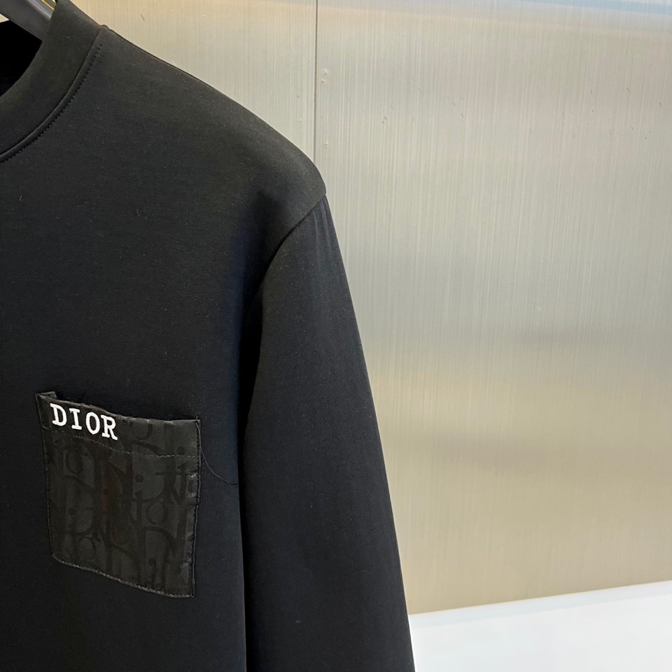 Dio迪奥、2025秋冬新品男士空气层卫衣，这款圆领卫衣采用95%棉与5%氨纶混纺的空气层面料，通过独特