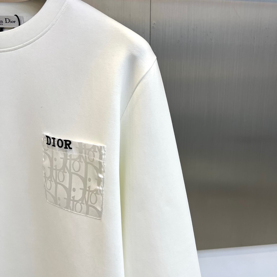 Dio迪奥、2025秋冬新品男士空气层卫衣，这款圆领卫衣采用95%棉与5%氨纶混纺的空气层面料，通过独特