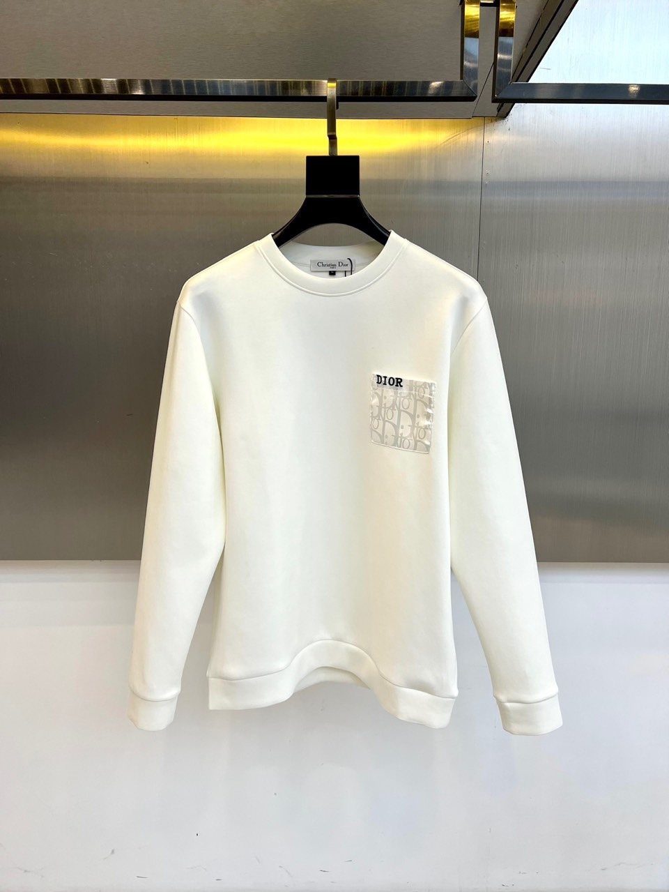 Dio迪奥、2025秋冬新品男士空气层卫衣，这款圆领卫衣采用95%棉与5%氨纶混纺的空气层面料，通过独特