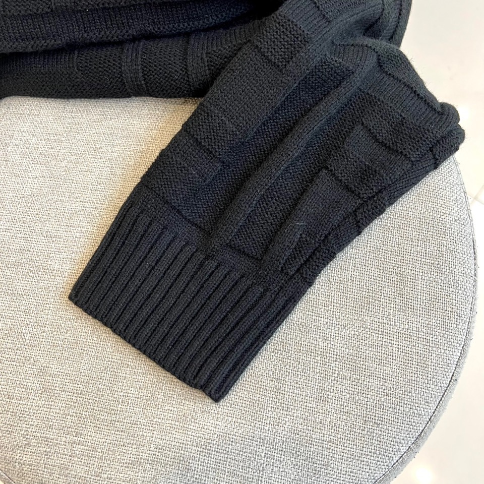 FEND芬迪、2025秋冬新品白色针织毛衣，以几何浮雕纹理演绎意式优雅美学。圆领设计采用罗纹收边工艺，衣