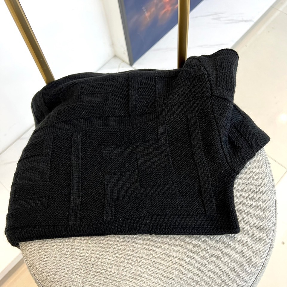 FEND芬迪、2025秋冬新品白色针织毛衣，以几何浮雕纹理演绎意式优雅美学。圆领设计采用罗纹收边工艺，衣