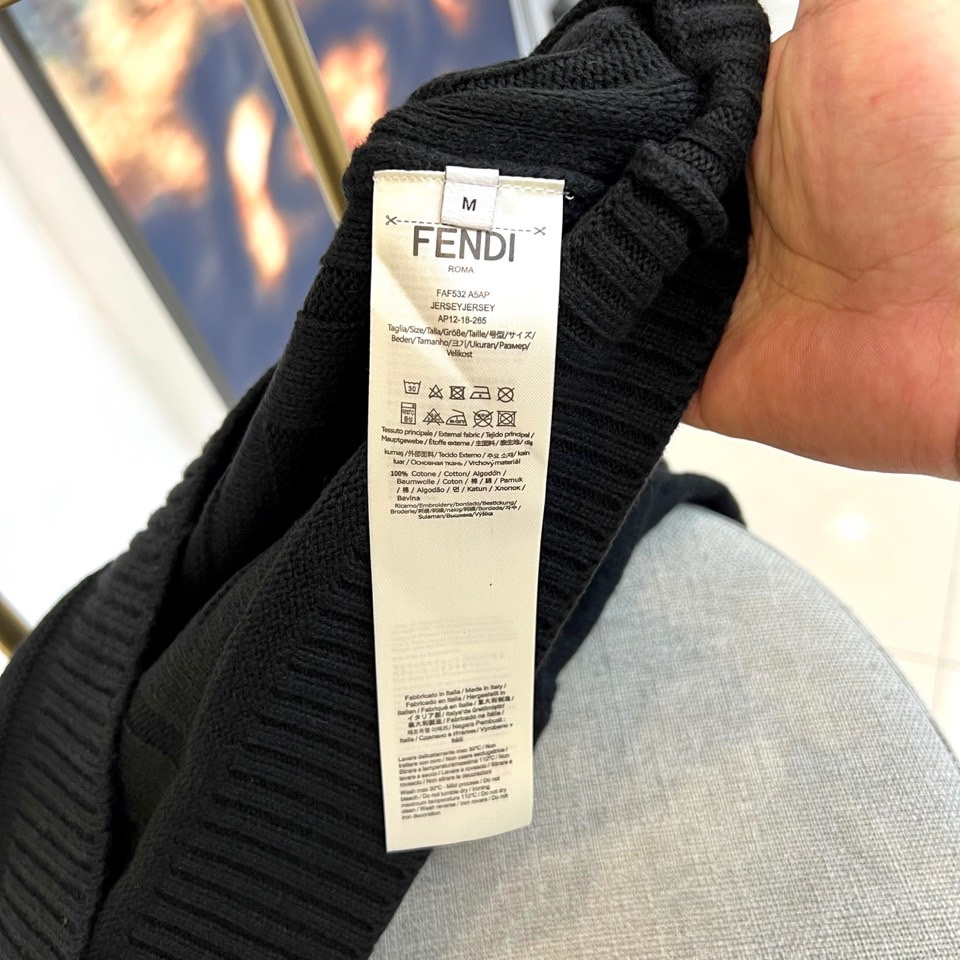 FEND芬迪、2025秋冬新品白色针织毛衣，以几何浮雕纹理演绎意式优雅美学。圆领设计采用罗纹收边工艺，衣