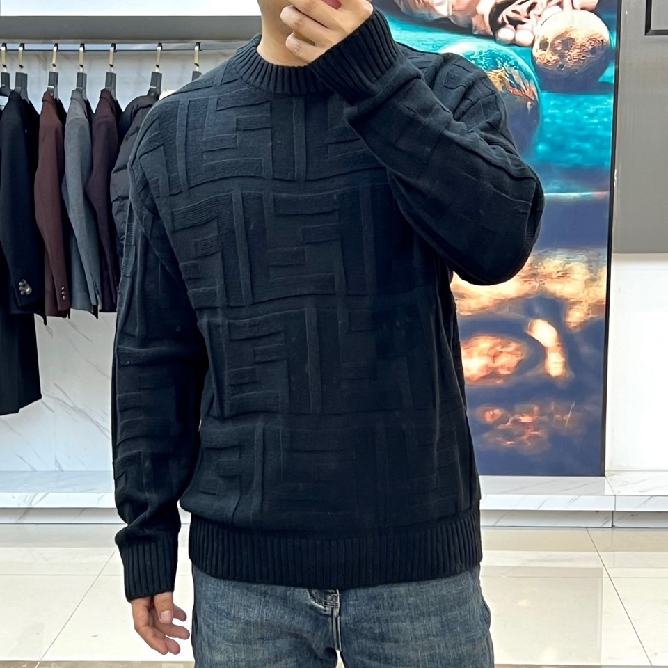 FEND芬迪、2025秋冬新品白色针织毛衣，以几何浮雕纹理演绎意式优雅美学。圆领设计采用罗纹收边工艺，衣