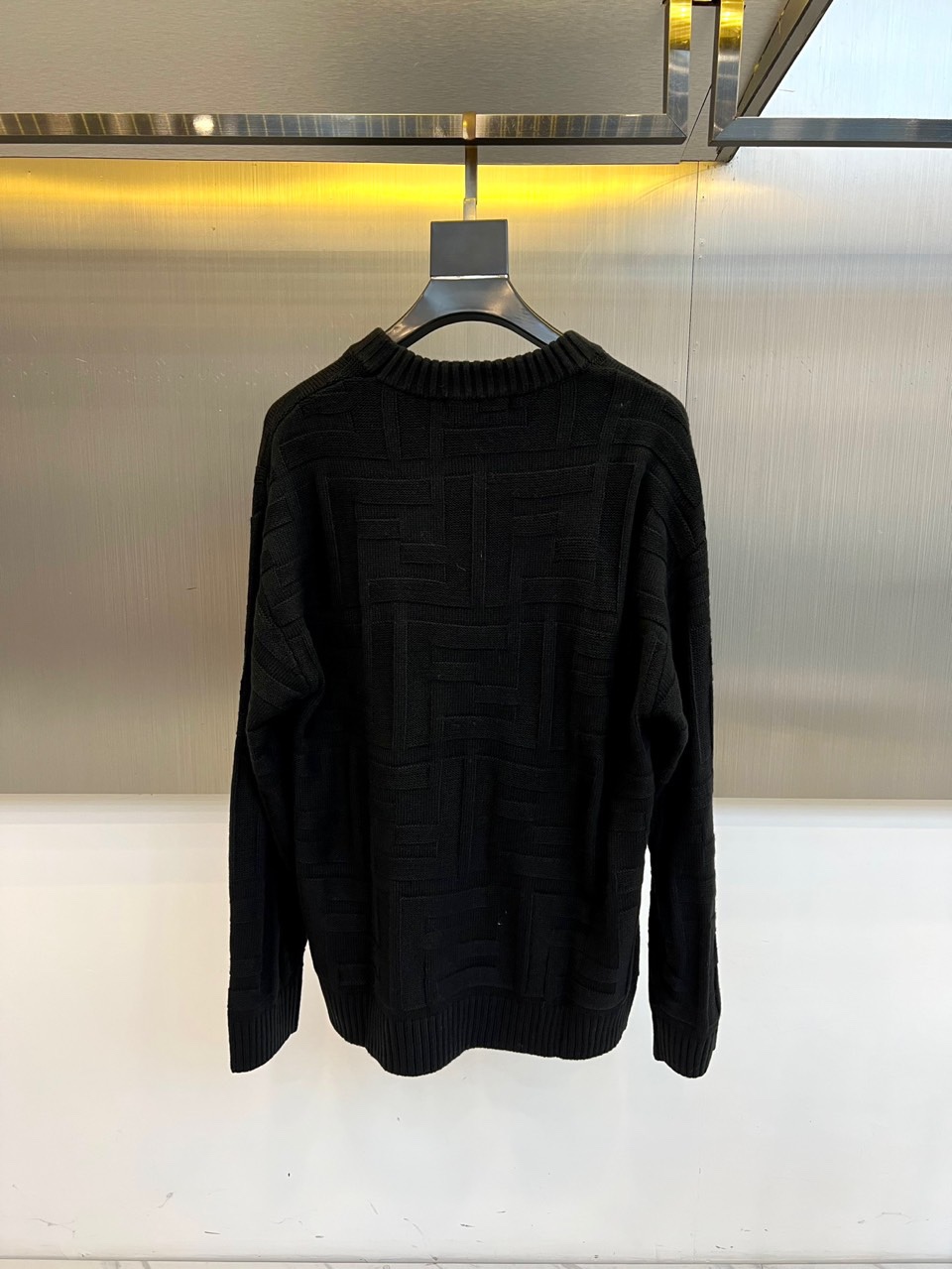 FEND芬迪、2025秋冬新品白色针织毛衣，以几何浮雕纹理演绎意式优雅美学。圆领设计采用罗纹收边工艺，衣