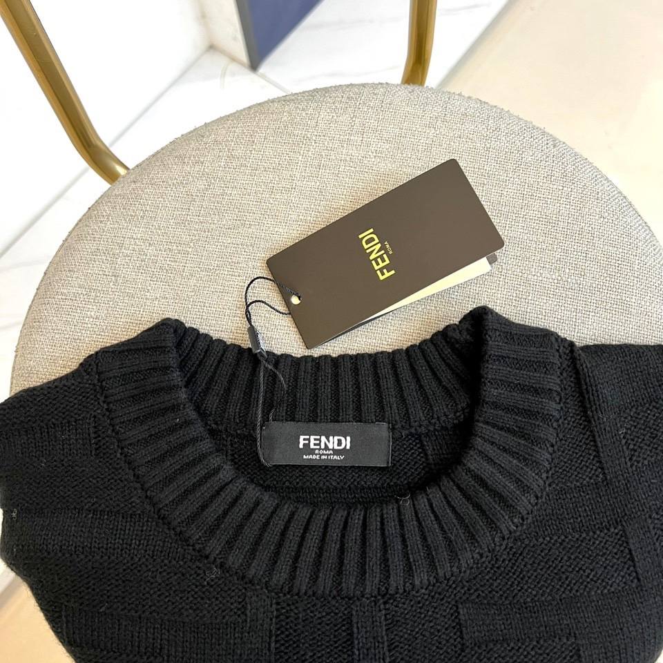 FEND芬迪、2025秋冬新品白色针织毛衣，以几何浮雕纹理演绎意式优雅美学。圆领设计采用罗纹收边工艺，衣