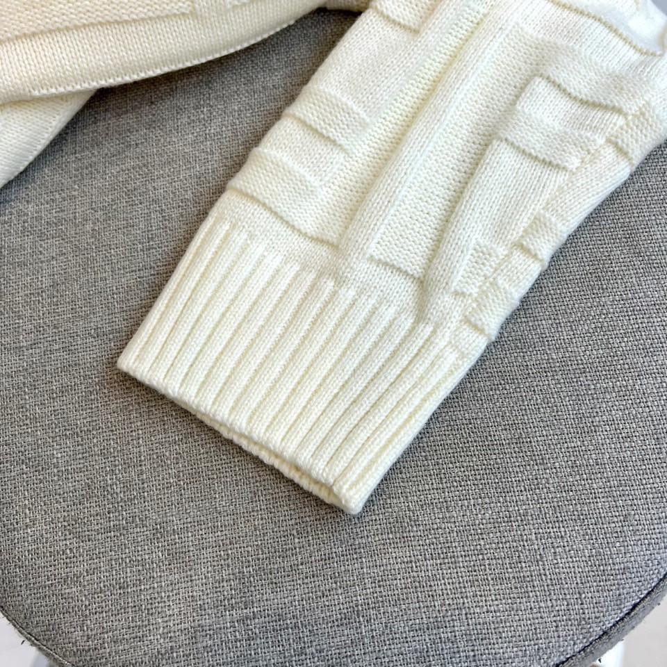 FEND芬迪、2025秋冬新品白色针织毛衣，以几何浮雕纹理演绎意式优雅美学。圆领设计采用罗纹收边工艺，衣