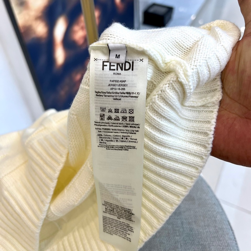 FEND芬迪、2025秋冬新品白色针织毛衣，以几何浮雕纹理演绎意式优雅美学。圆领设计采用罗纹收边工艺，衣