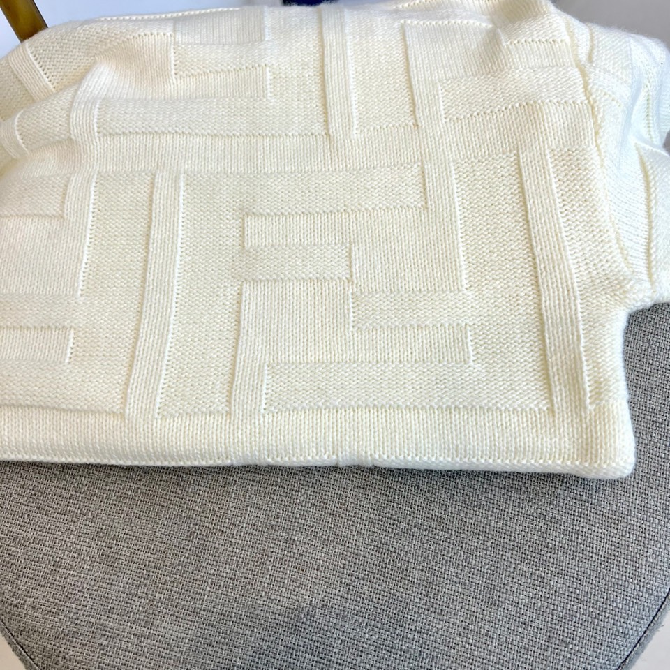 FEND芬迪、2025秋冬新品白色针织毛衣，以几何浮雕纹理演绎意式优雅美学。圆领设计采用罗纹收边工艺，衣