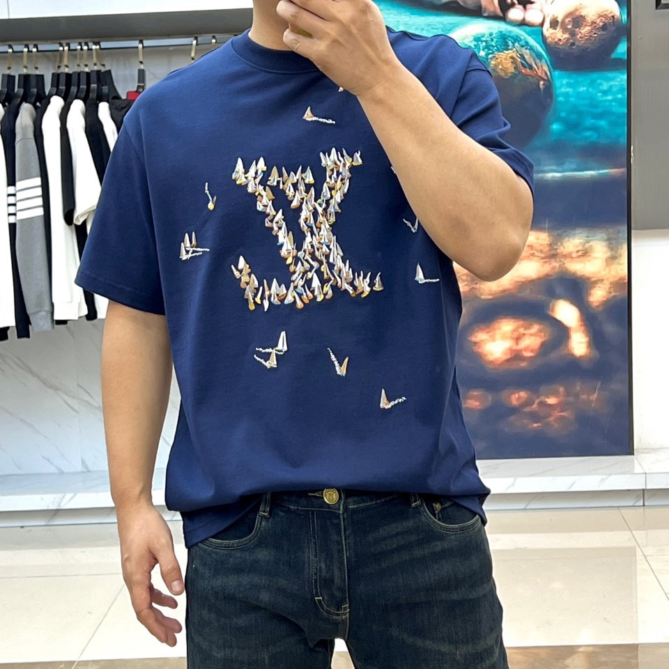 1v威登、2025秋冬新品蝴蝶元素短袖T恤。这款白色短袖T恤以品牌经典标志为设计核心，创新采用蝴蝶图案组