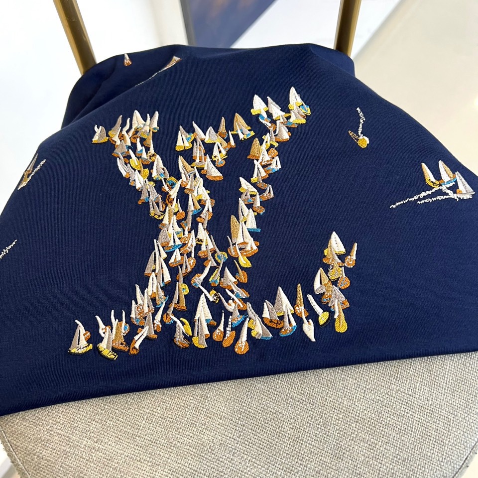 1v威登、2025秋冬新品蝴蝶元素短袖T恤。这款白色短袖T恤以品牌经典标志为设计核心，创新采用蝴蝶图案组