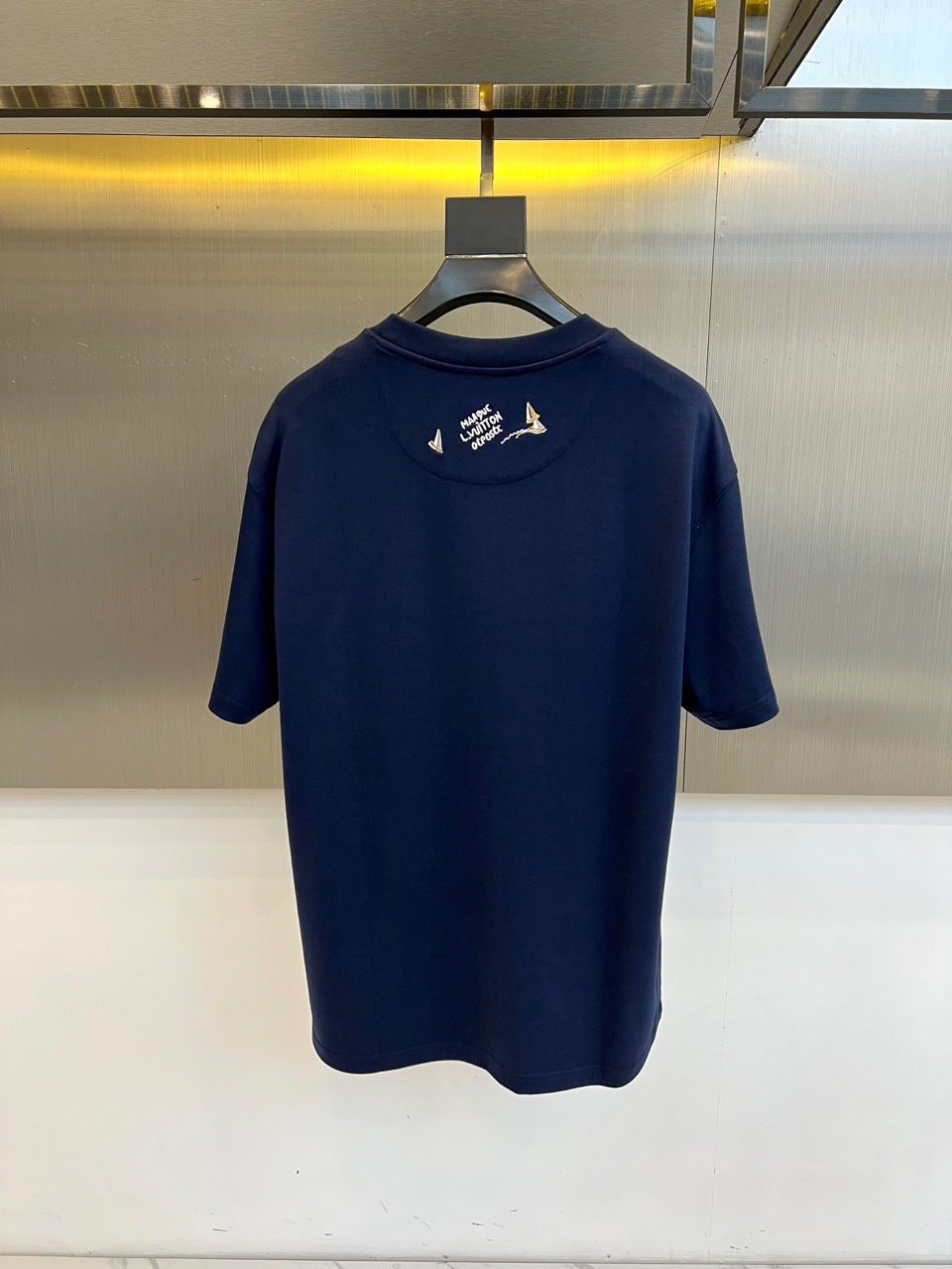 1v威登、2025秋冬新品蝴蝶元素短袖T恤。这款白色短袖T恤以品牌经典标志为设计核心，创新采用蝴蝶图案组