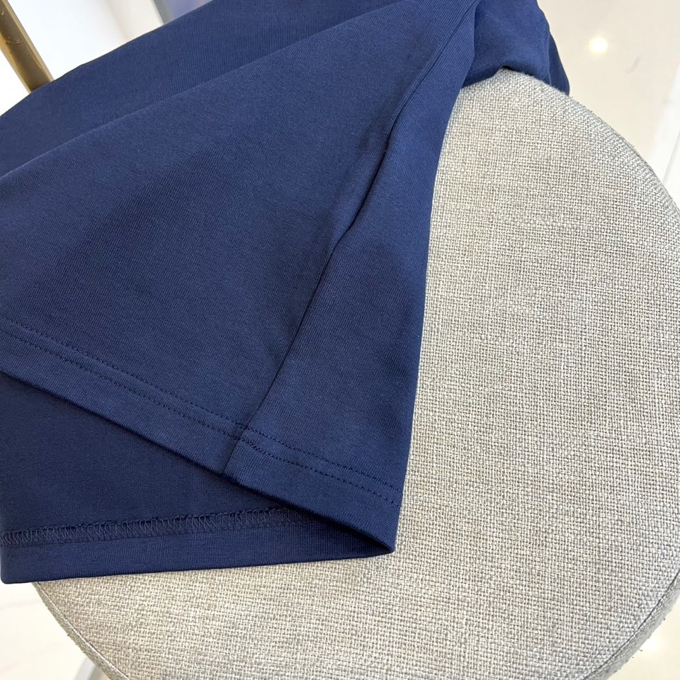 1v威登、2025秋冬新品蝴蝶元素短袖T恤。这款白色短袖T恤以品牌经典标志为设计核心，创新采用蝴蝶图案组