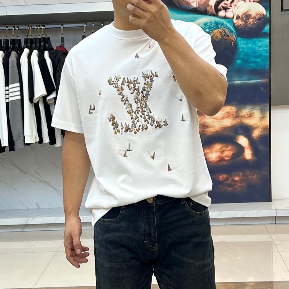 1v威登、2025秋冬新品蝴蝶元素短袖T恤。这款白色短袖T恤以品牌经典标志为设计核心，创新采用蝴蝶图案组