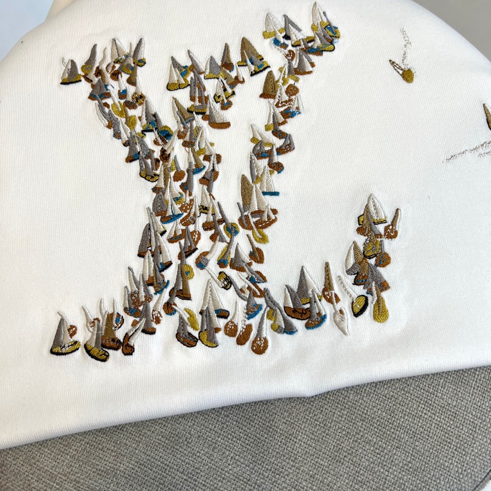 1v威登、2025秋冬新品蝴蝶元素短袖T恤。这款白色短袖T恤以品牌经典标志为设计核心，创新采用蝴蝶图案组