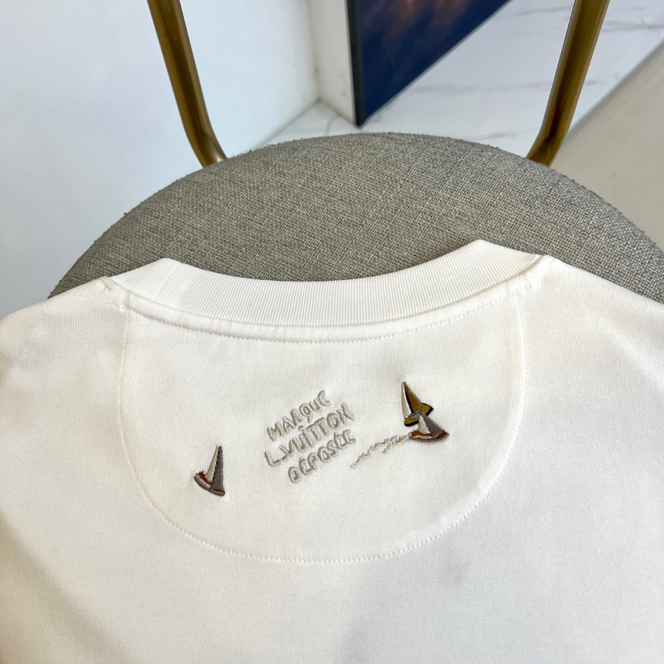 1v威登、2025秋冬新品蝴蝶元素短袖T恤。这款白色短袖T恤以品牌经典标志为设计核心，创新采用蝴蝶图案组