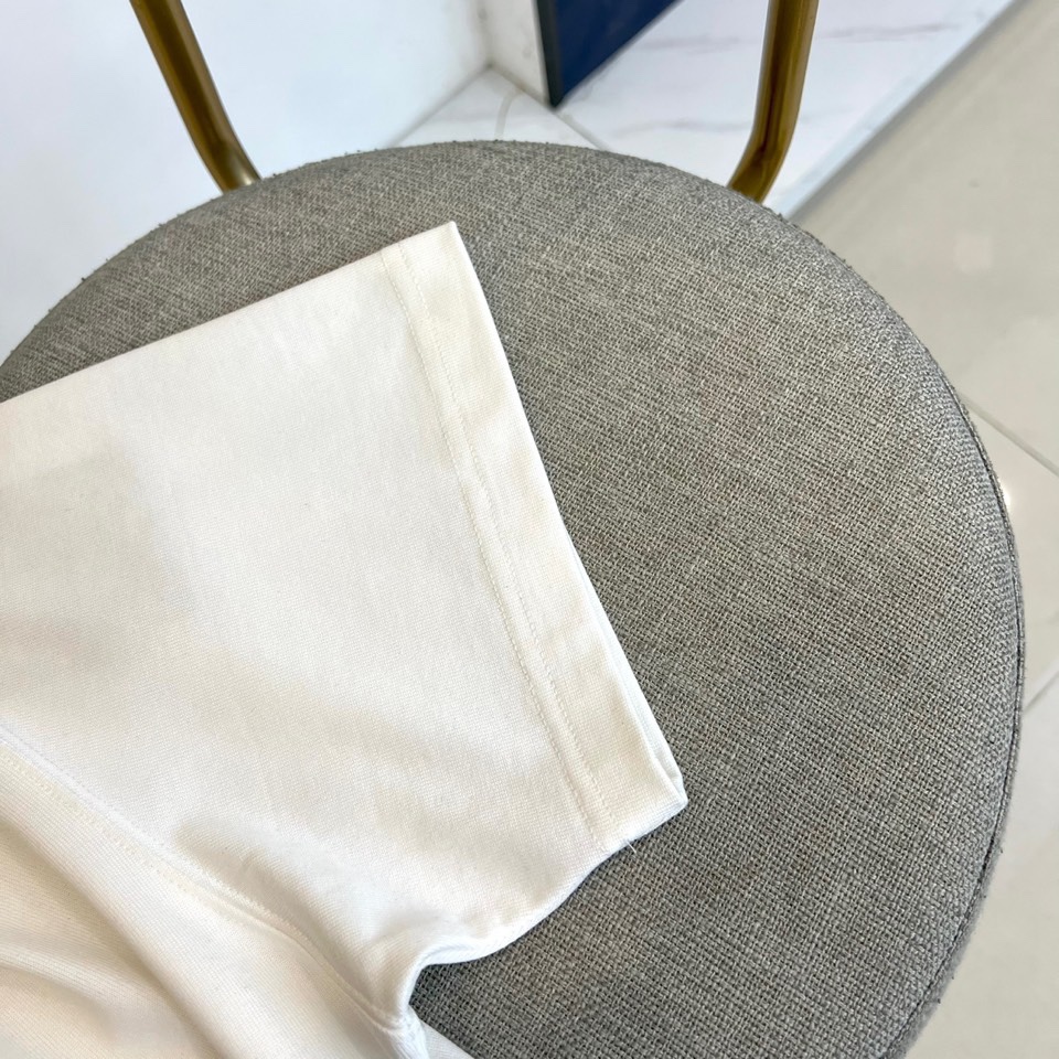 1v威登、2025秋冬新品蝴蝶元素短袖T恤。这款白色短袖T恤以品牌经典标志为设计核心，创新采用蝴蝶图案组