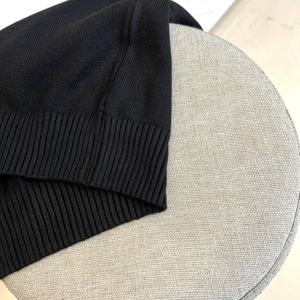 FENDI芬迪、 2025秋冬轻肤绒系列圆领毛衣 以现代手法演绎经典奢华。采用创新轻肤绒科技面料，棉绒混