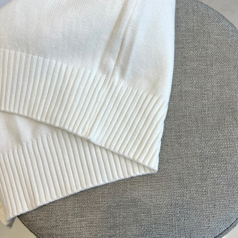 FENDI芬迪、 2025秋冬轻肤绒系列圆领毛衣 以现代手法演绎经典奢华。采用创新轻肤绒科技面料，棉绒混