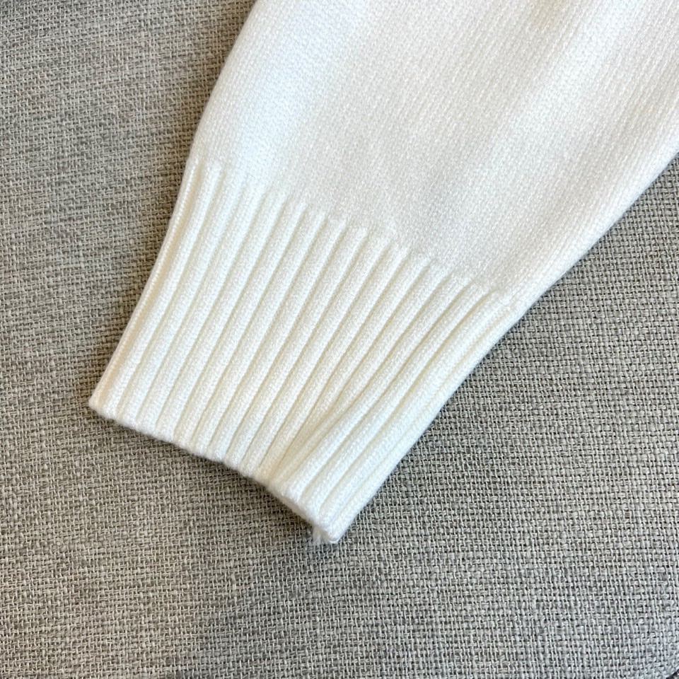 FENDI芬迪、 2025秋冬轻肤绒系列圆领毛衣 以现代手法演绎经典奢华。采用创新轻肤绒科技面料，棉绒混