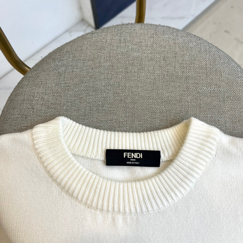 FENDI芬迪、 2025秋冬轻肤绒系列圆领毛衣 以现代手法演绎经典奢华。采用创新轻肤绒科技面料，棉绒混