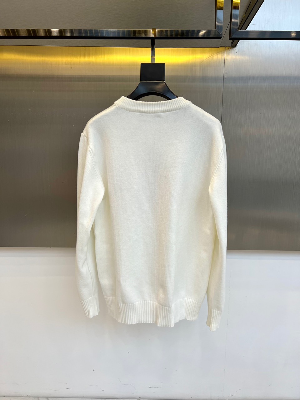 FENDI芬迪、 2025秋冬轻肤绒系列圆领毛衣 以现代手法演绎经典奢华。采用创新轻肤绒科技面料，棉绒混