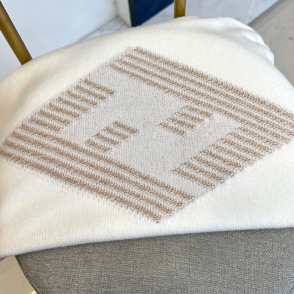 FENDI芬迪、 2025秋冬轻肤绒系列圆领毛衣 以现代手法演绎经典奢华。采用创新轻肤绒科技面料，棉绒混