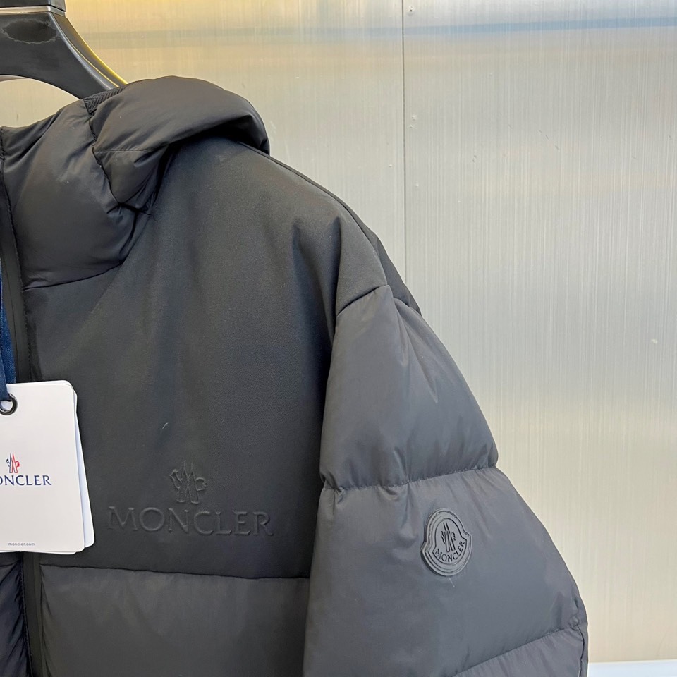 MONCLER 蒙口（纯鹅绒）、2025秋冬新品羽绒服，款式采用连帽设计搭配顺滑拉链开合，衣身通过精准的