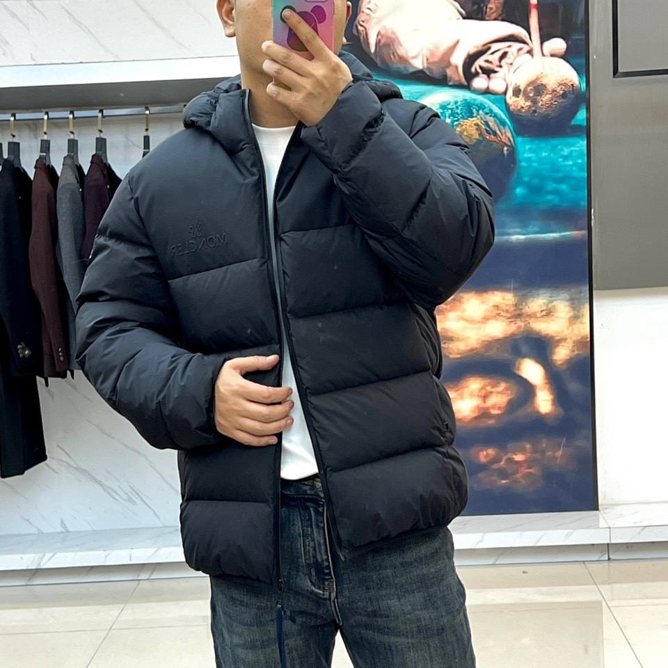 MONCLER 蒙口（纯鹅绒）、2025秋冬新品羽绒服，款式采用连帽设计搭配顺滑拉链开合，衣身通过精准的