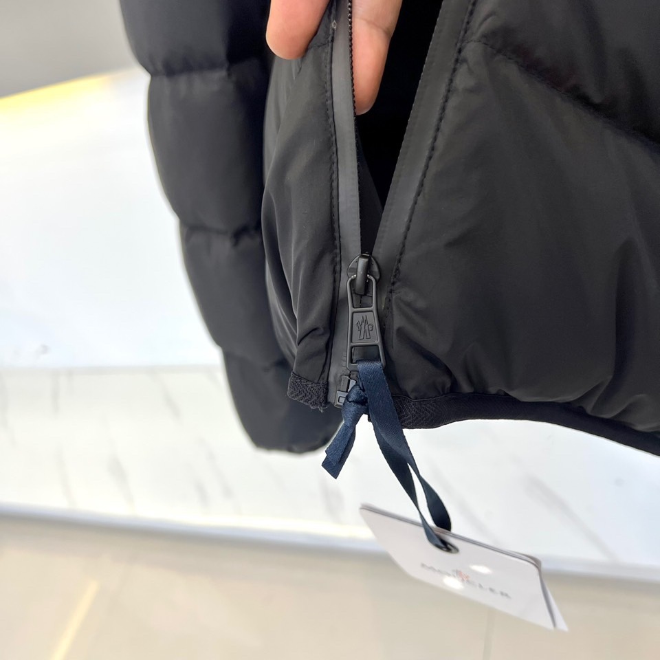 MONCLER 蒙口（纯鹅绒）、2025秋冬新品羽绒服，款式采用连帽设计搭配顺滑拉链开合，衣身通过精准的