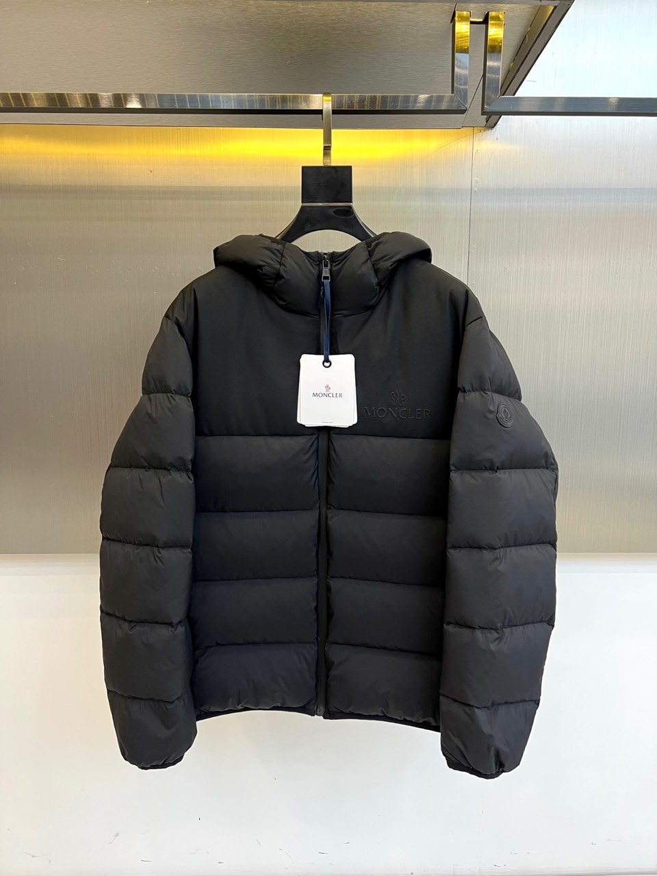 MONCLER 蒙口（纯鹅绒）、2025秋冬新品羽绒服，款式采用连帽设计搭配顺滑拉链开合，衣身通过精准的