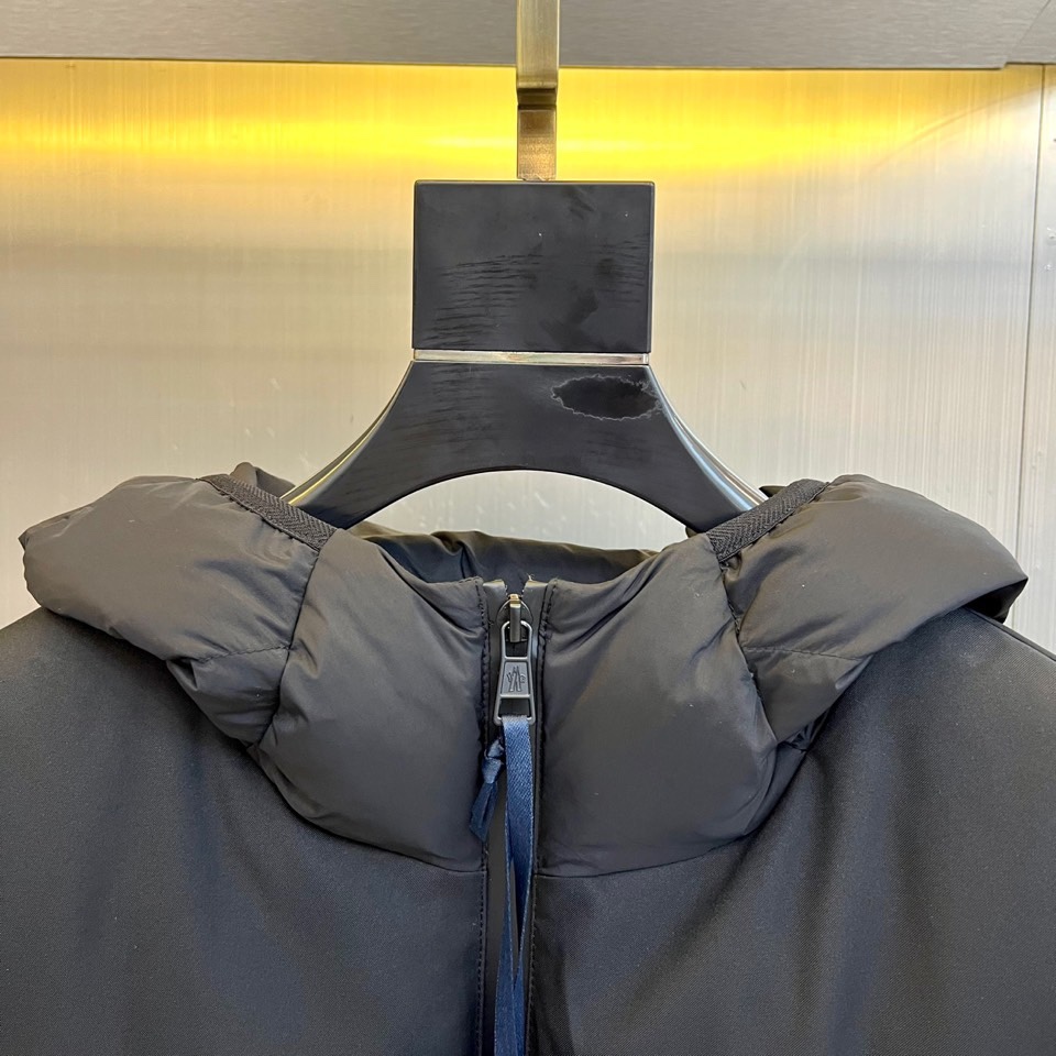MONCLER 蒙口（纯鹅绒）、2025秋冬新品羽绒服，款式采用连帽设计搭配顺滑拉链开合，衣身通过精准的