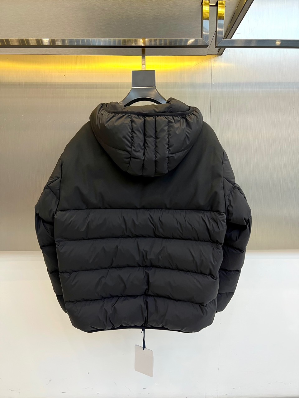 MONCLER 蒙口（纯鹅绒）、2025秋冬新品羽绒服，款式采用连帽设计搭配顺滑拉链开合，衣身通过精准的