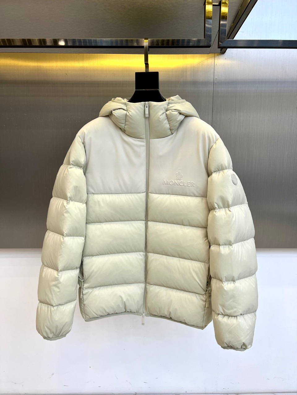 MONCLER 蒙口（纯鹅绒）、2025秋冬新品羽绒服，款式采用连帽设计搭配顺滑拉链开合，衣身通过精准的