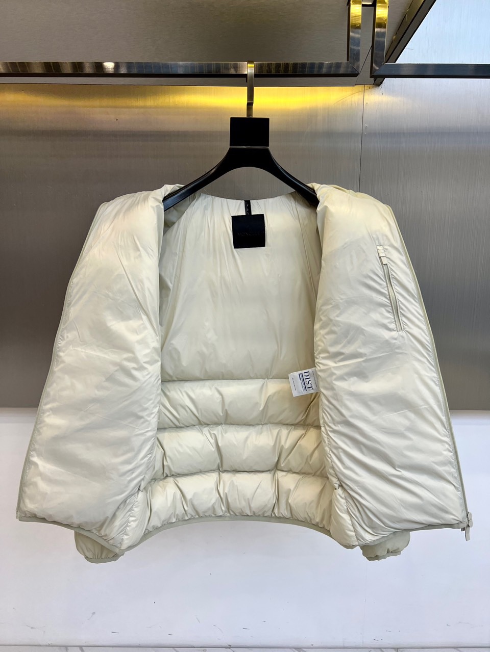 MONCLER 蒙口（纯鹅绒）、2025秋冬新品羽绒服，款式采用连帽设计搭配顺滑拉链开合，衣身通过精准的