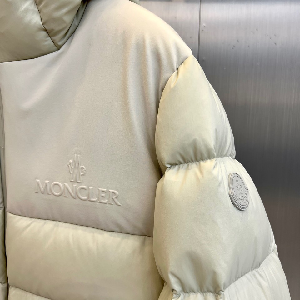 MONCLER 蒙口（纯鹅绒）、2025秋冬新品羽绒服，款式采用连帽设计搭配顺滑拉链开合，衣身通过精准的