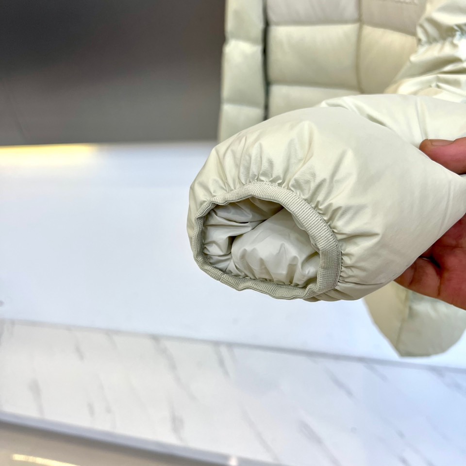 MONCLER 蒙口（纯鹅绒）、2025秋冬新品羽绒服，款式采用连帽设计搭配顺滑拉链开合，衣身通过精准的
