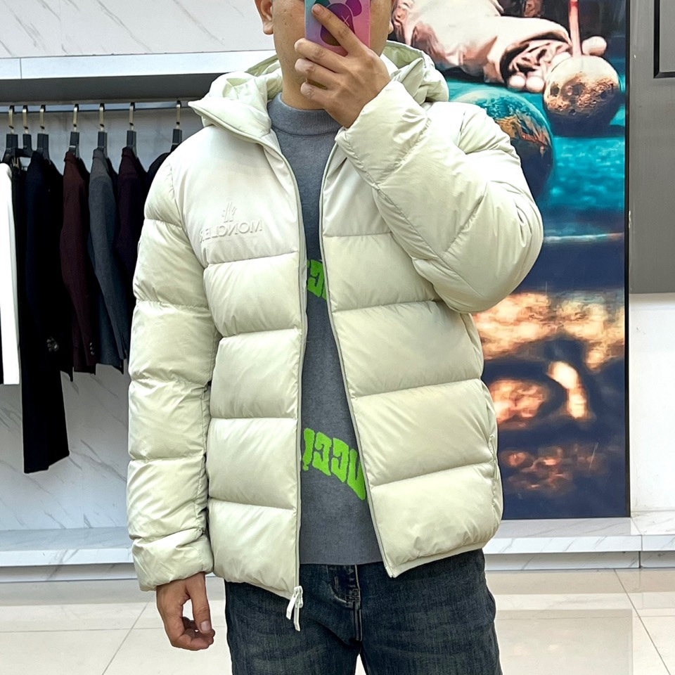 MONCLER 蒙口（纯鹅绒）、2025秋冬新品羽绒服，款式采用连帽设计搭配顺滑拉链开合，衣身通过精准的