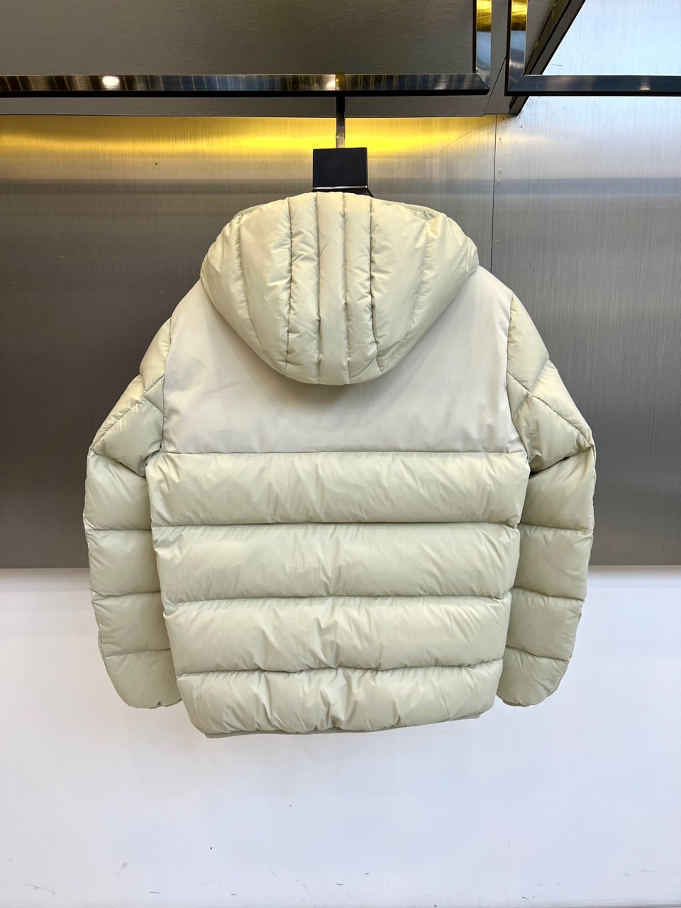 MONCLER 蒙口（纯鹅绒）、2025秋冬新品羽绒服，款式采用连帽设计搭配顺滑拉链开合，衣身通过精准的