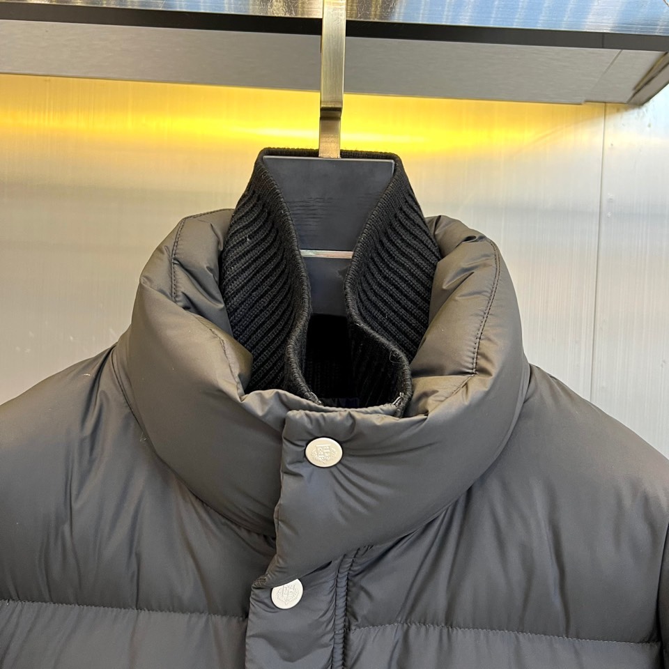 Loro Piana诺悠翩雅（鹅绒）、2025秋冬新品羽绒服以一体领设计诠释现代极简美学。款式采用利落短