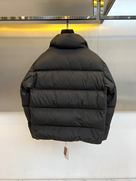 Loro Piana诺悠翩雅（鹅绒）、2025秋冬新品羽绒服以一体领设计诠释现代极简美学。款式采用利落短