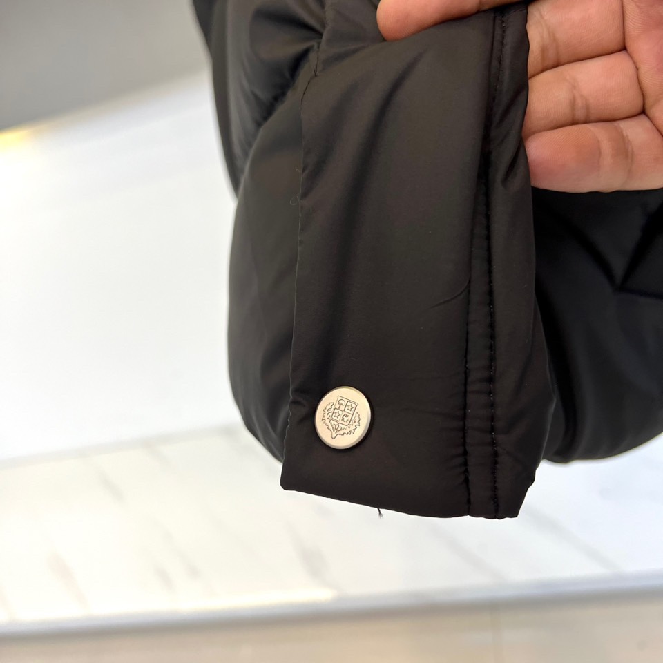 Loro Piana诺悠翩雅（鹅绒）、2025秋冬新品羽绒服以一体领设计诠释现代极简美学。款式采用利落短