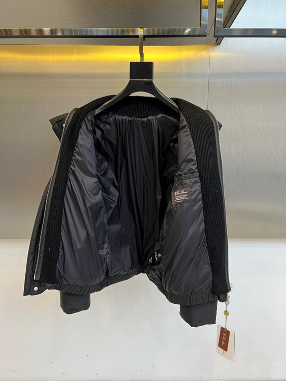 Loro Piana诺悠翩雅（鹅绒）、2025秋冬新品羽绒服以一体领设计诠释现代极简美学。款式采用利落短