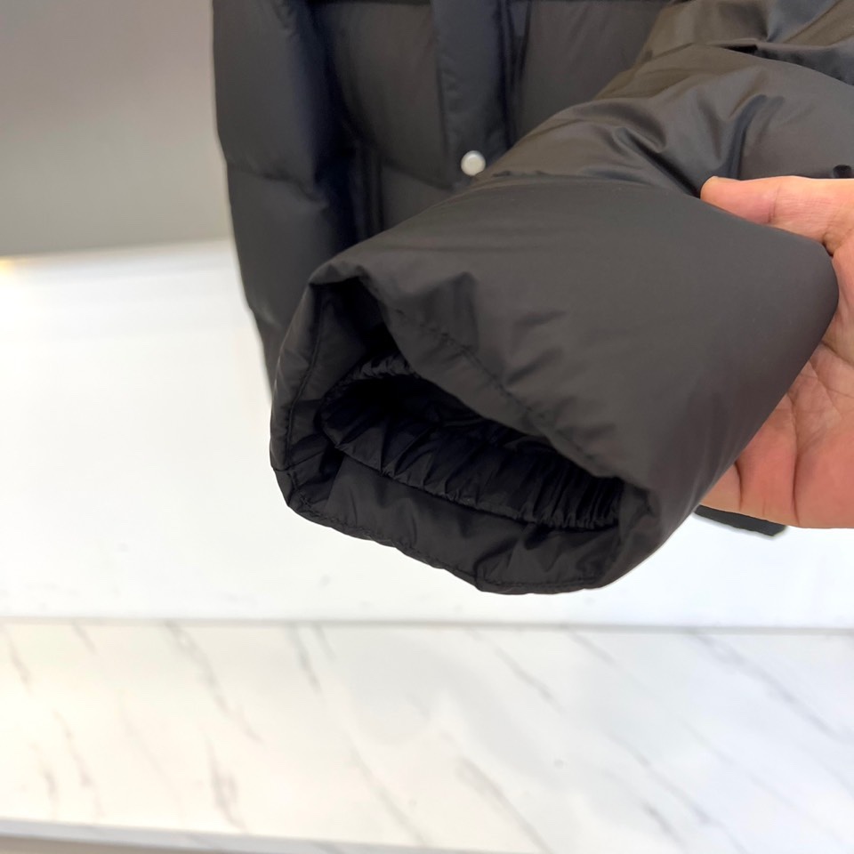 Loro Piana诺悠翩雅（鹅绒）、2025秋冬新品羽绒服以一体领设计诠释现代极简美学。款式采用利落短