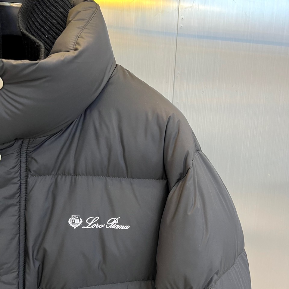 Loro Piana诺悠翩雅（鹅绒）、2025秋冬新品羽绒服以一体领设计诠释现代极简美学。款式采用利落短