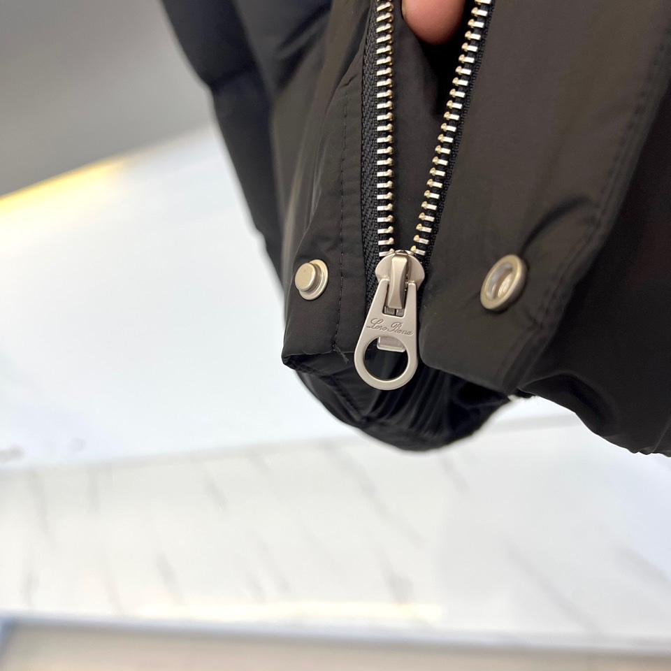 Loro Piana诺悠翩雅（鹅绒）、2025秋冬新品羽绒服以一体领设计诠释现代极简美学。款式采用利落短