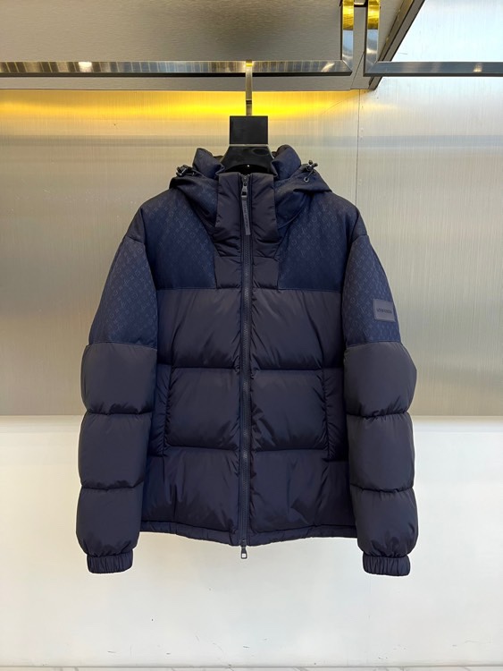 1v威登（鹅绒）、2025秋冬新品羽绒服，这款连帽羽绒服采用规整的方块绗缝工艺，形成立体饱满的轮廓线条，