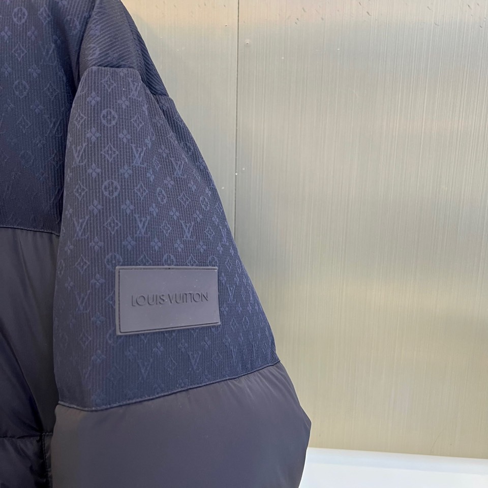 1v威登（鹅绒）、2025秋冬新品羽绒服，这款连帽羽绒服采用规整的方块绗缝工艺，形成立体饱满的轮廓线条，