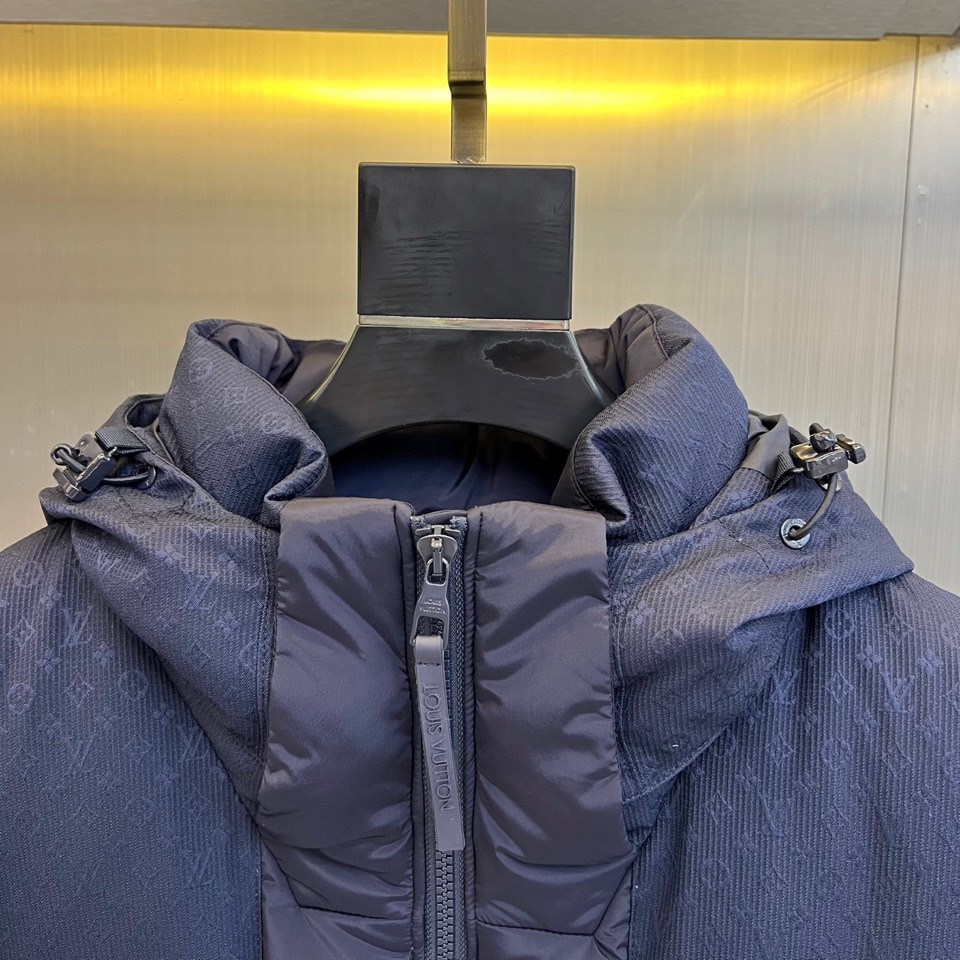 1v威登（鹅绒）、2025秋冬新品羽绒服，这款连帽羽绒服采用规整的方块绗缝工艺，形成立体饱满的轮廓线条，