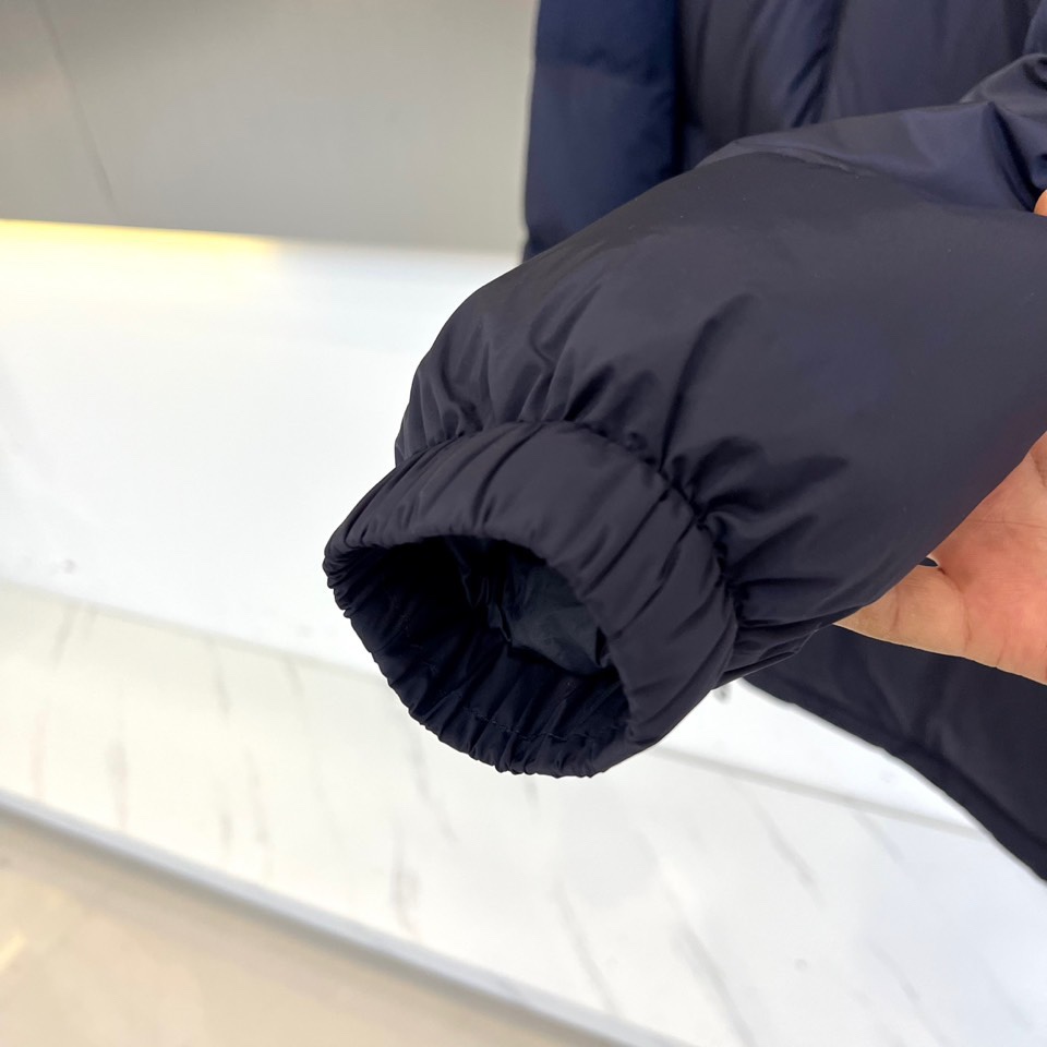 1v威登（鹅绒）、2025秋冬新品羽绒服，这款连帽羽绒服采用规整的方块绗缝工艺，形成立体饱满的轮廓线条，