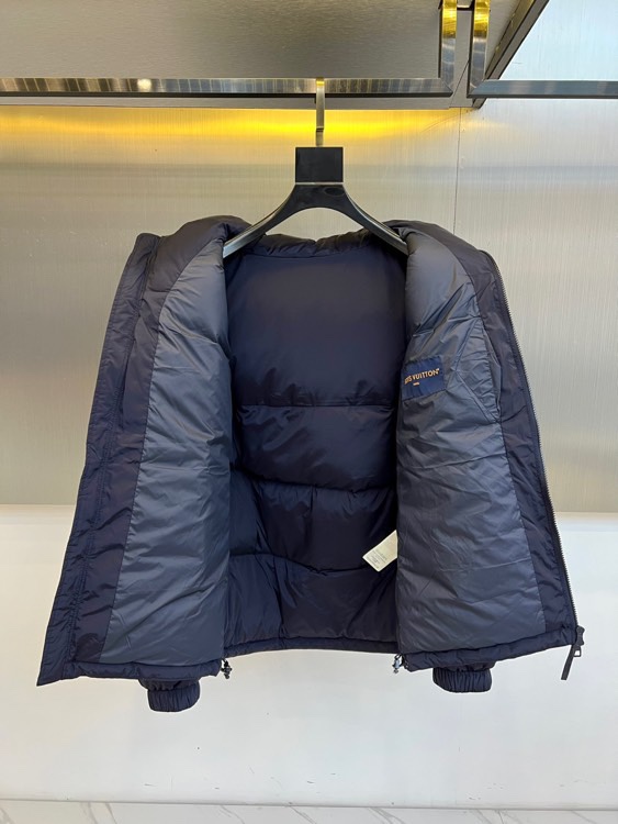 1v威登（鹅绒）、2025秋冬新品羽绒服，这款连帽羽绒服采用规整的方块绗缝工艺，形成立体饱满的轮廓线条，